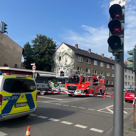 Die Kölner Feuerwehr steht in der Liebigstraße mit einem Löschfahrzeug und einer Drehleiter, weil der Dachstuhl eines Hauses einzustürzen drohte.
