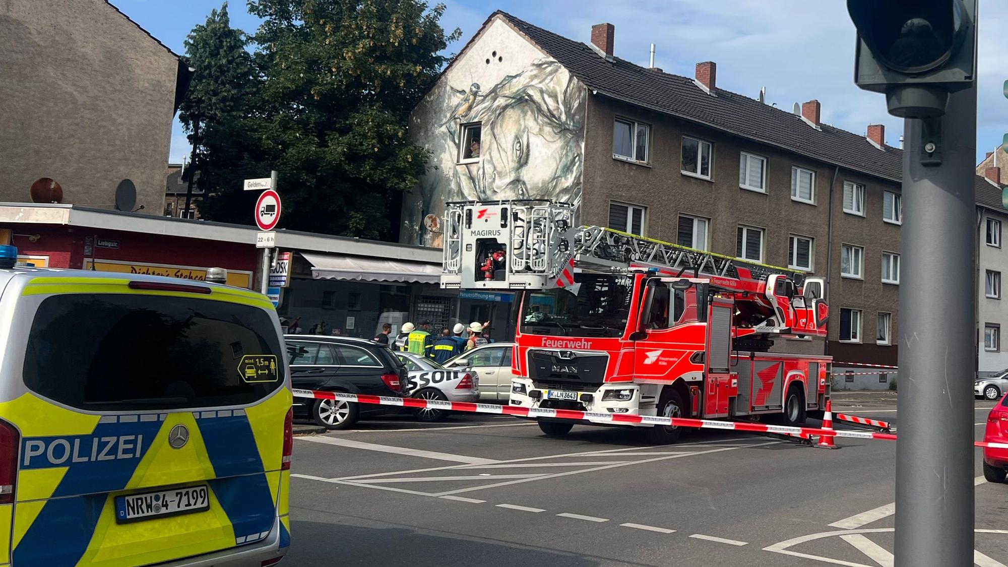 Die Kölner Feuerwehr steht in der Liebigstraße mit einem Löschfahrzeug und einer Drehleiter, weil der Dachstuhl eines Hauses einzustürzen drohte.