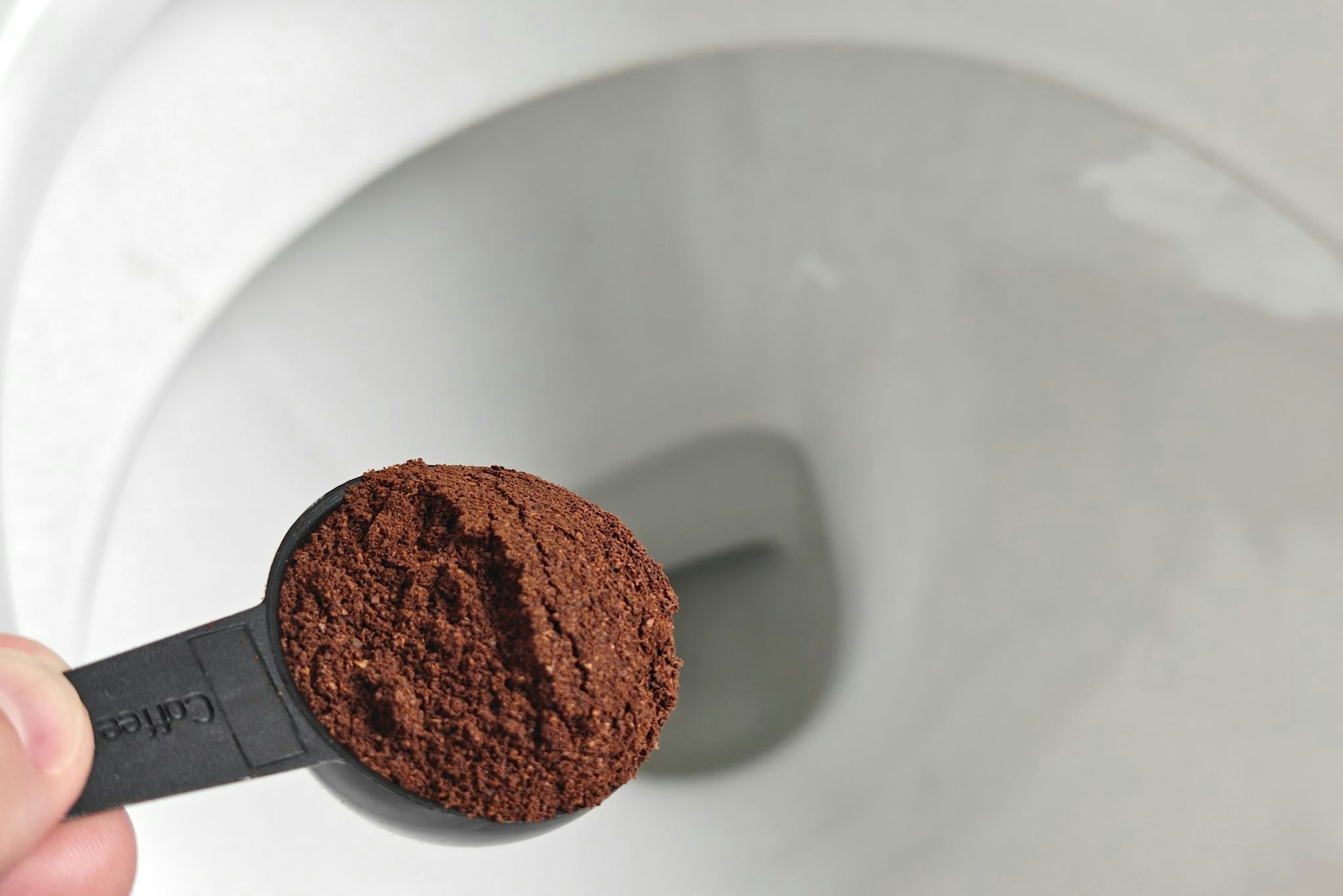 Kann man sich sparen: Geht man nach dem Social-Media-Hack vor und gibt zwei Löffel Kaffeepulver in die Toilette, ist das bestenfalls wirkungslos.