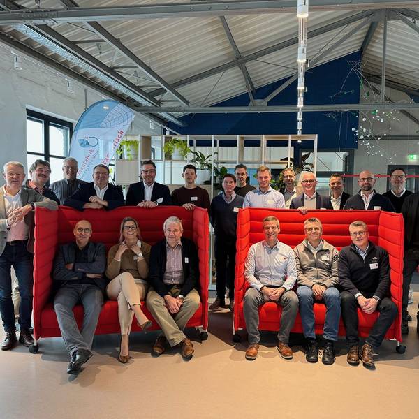 Gruppenfoto des Vorstands und der Führungskräfte der KSK Euskirchen. Sechs Leute sitzen auf zwei roten Sitzbänken, die übrigen haben sich dahinter gruppiert.