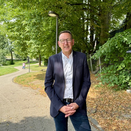 Dirk Runge steht im Luchtenberg-Richartz-Park