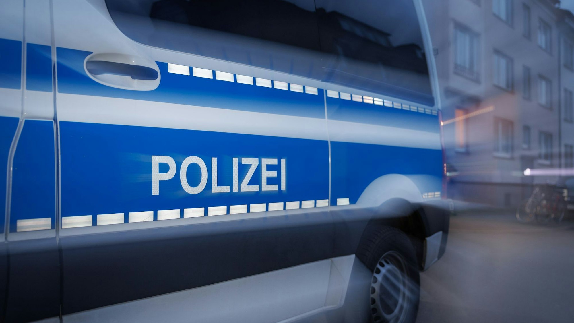 Nach der brutalen Attacke auf Kölner Anhänger im Januar dieses Jahres hat die Polizei eine Großrazzia gegen HSV-Fans durchgeführt.