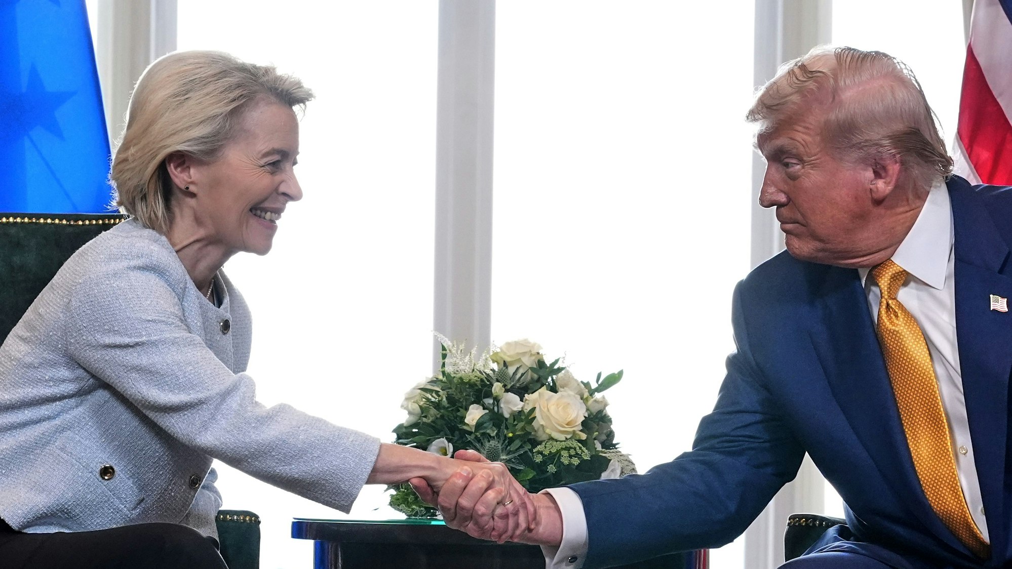 US-Präsident Donald Trump schüttelt der Präsidentin der Europäischen Kommission Ursula von der Leyen die Hand, während sie sich auf dem Turnberry Golfplatz treffen.