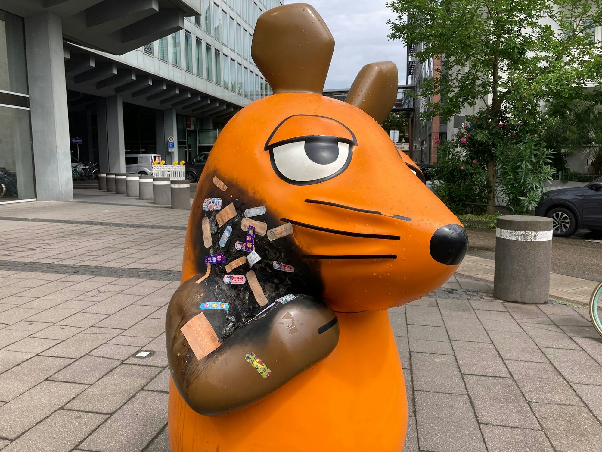 Die Maus-Figur vor dem WDR-Gebäude in Köln wurde mit vielen Pflastern versorgt.