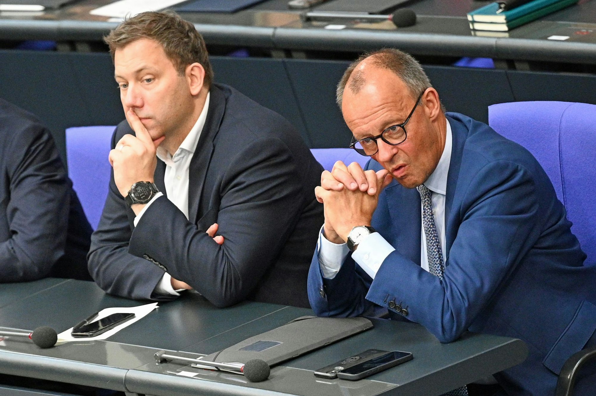 Die Lücke im Haushalt ist durch Kompromisse von SPD und Union größer geworden - Finanzminister Lars Klingbeil (SPD) und Kanzler Friedrich Merz (CDU) dürften nun noch einige Verhandlungen bevorstehen. (Archivbild)