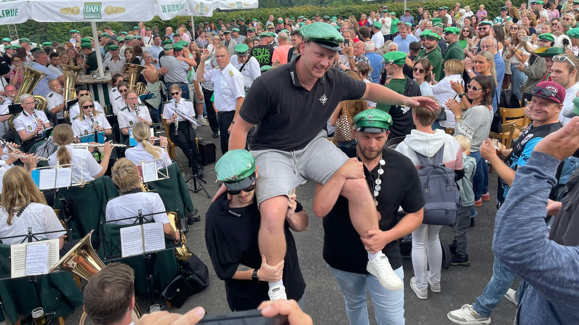 Der Musikverein „Hoffnung“ Hünsborn spielte Weidmannsheil, als Robin Kamp durch die Menschenmenge in die Halle getragen wurde.