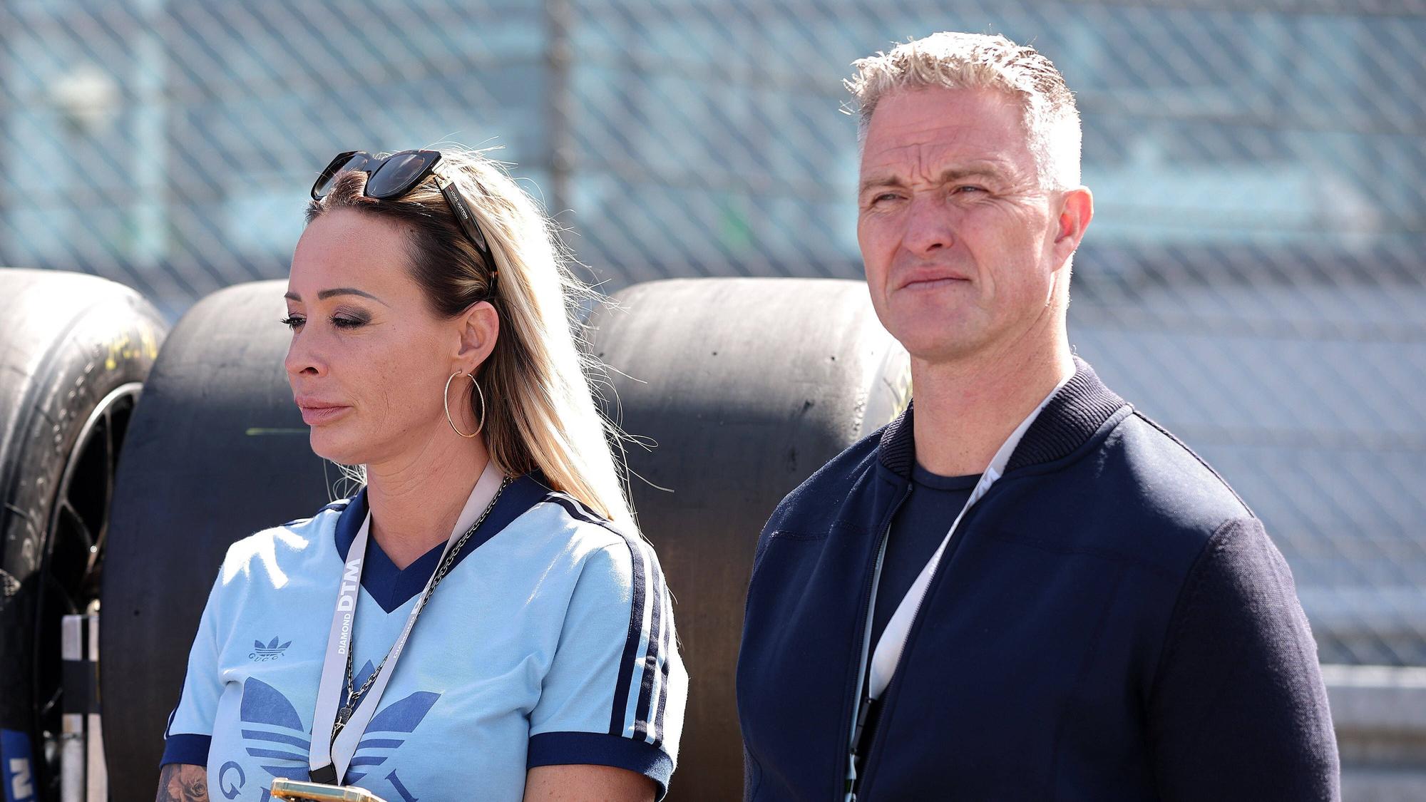 Ralf und Cora Schumacher stehen nebeneinander.