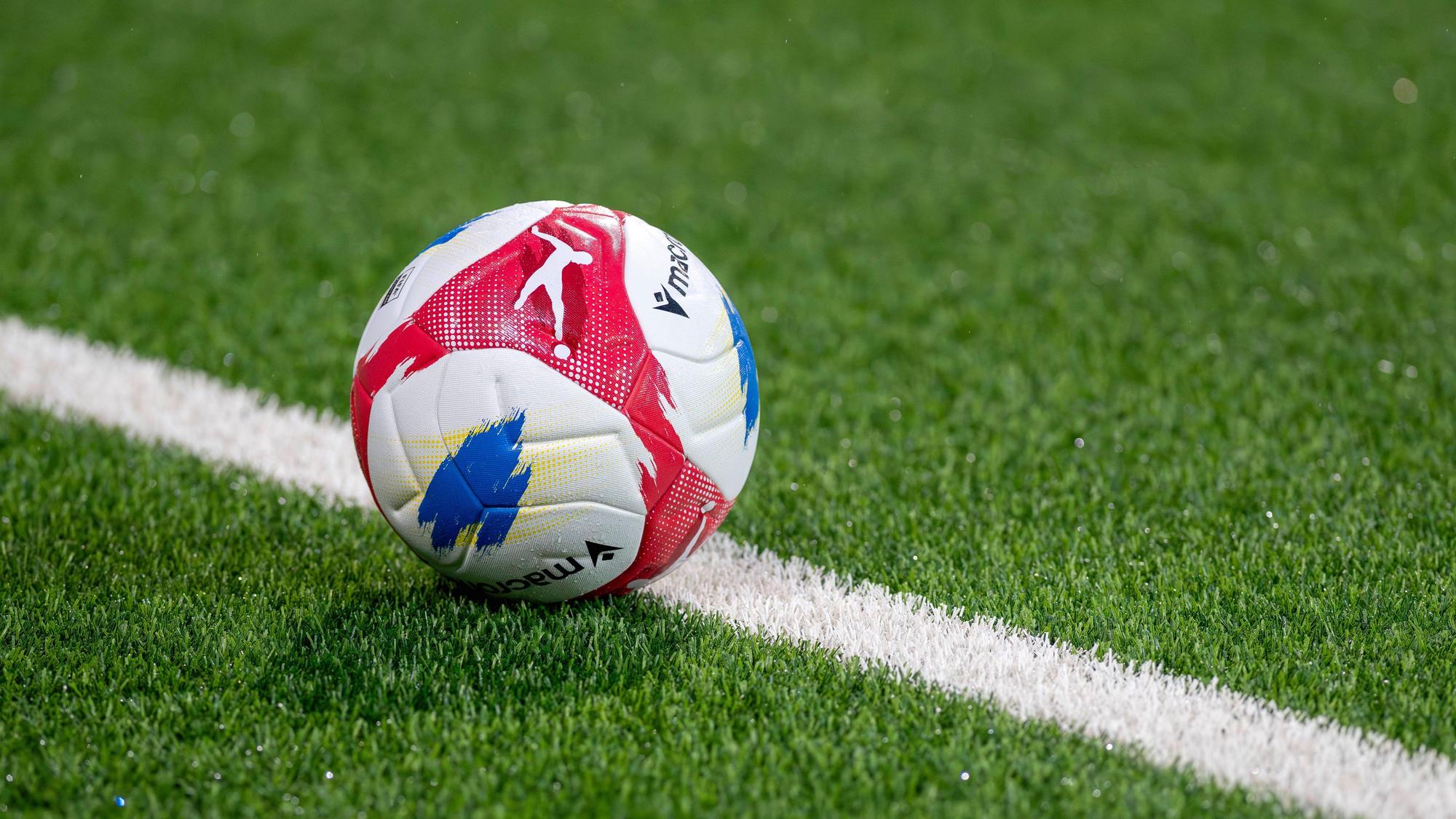 Ein Fußball liegt auf dem Rasen.