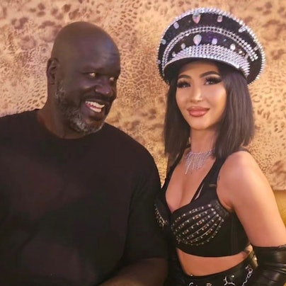 Shaquille O'Neal posiert bei seinem Besuch in der InCavall-Lounge in Köln mit einer Tänzerin.