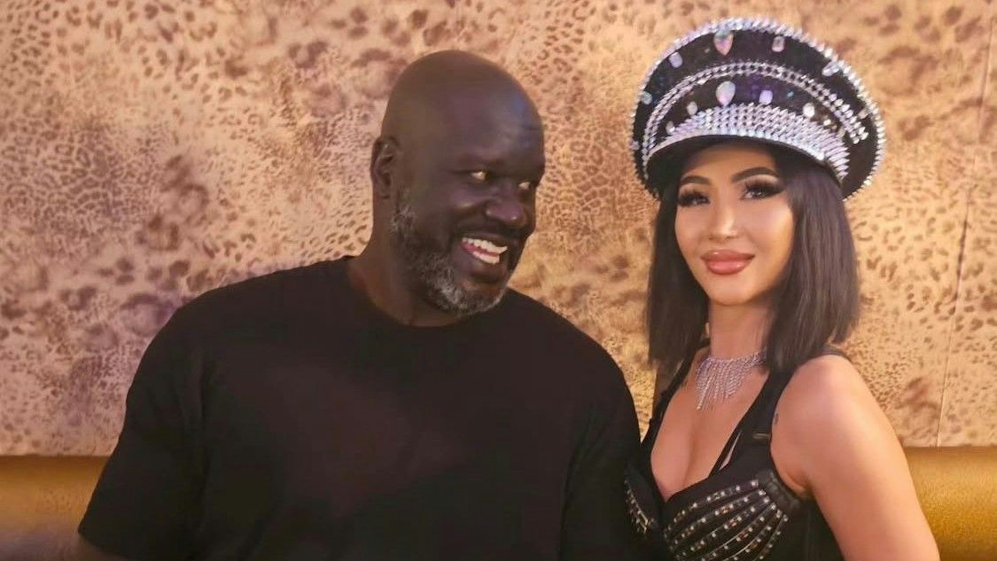 Shaquille O'Neal posiert bei seinem Besuch in der InCavall-Lounge in Köln mit einer Tänzerin.