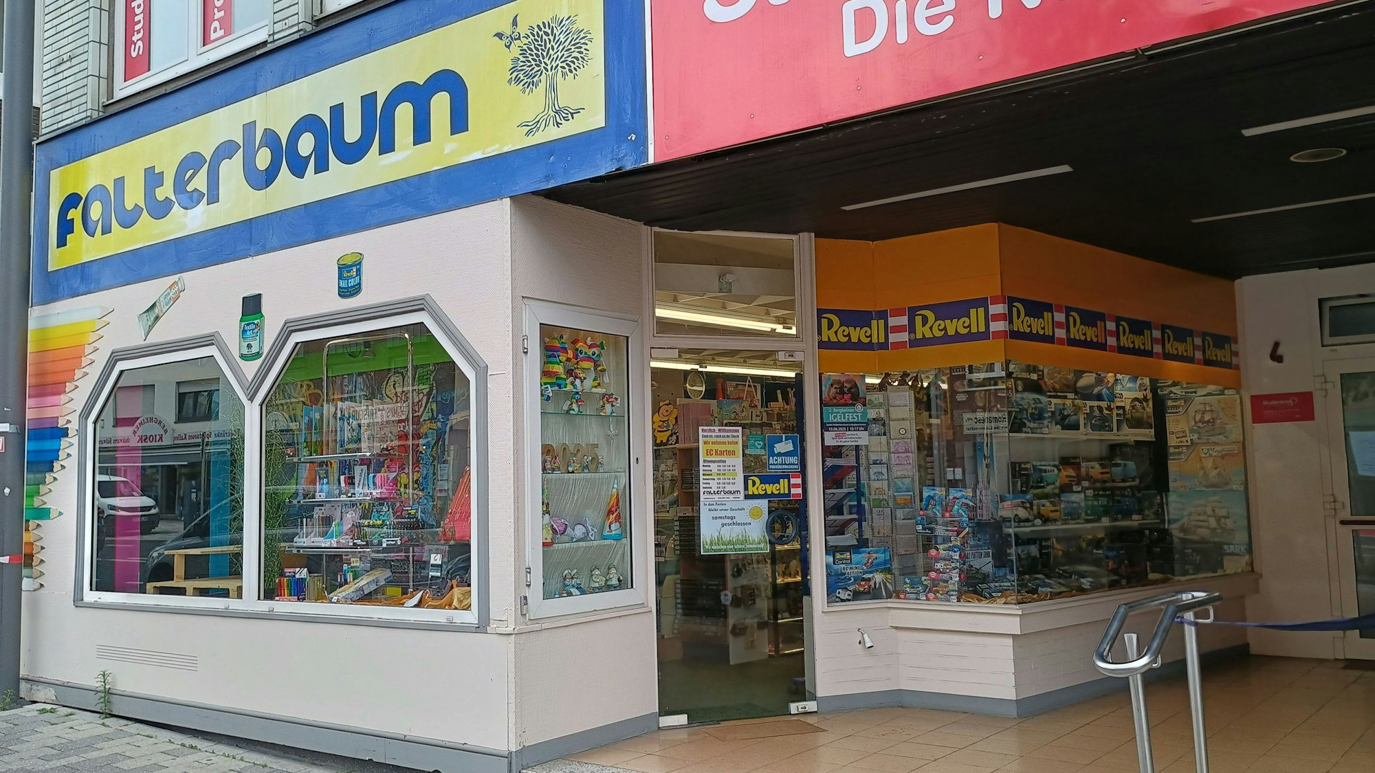 Das Bild zeigt das Geschäft an der Kölner Straße. Über den Schaufenstern steht der Schriftzug „Falterbaum“.