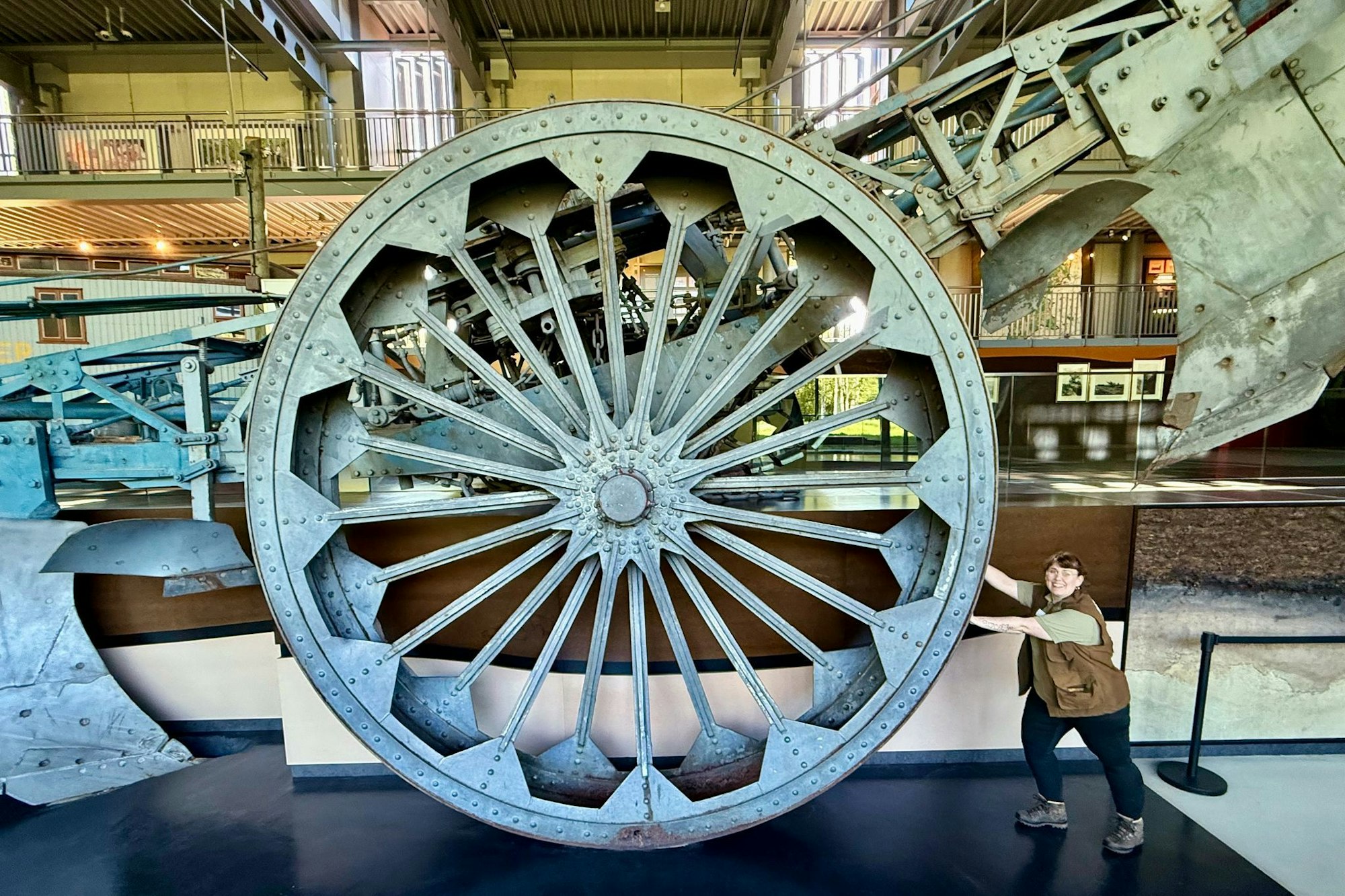 Um die Dimensionen klarzumachen, stemmt sich die Museumpädagogin Janna Kötting-Gerkens gegen den Riesenpflug «Mammut».