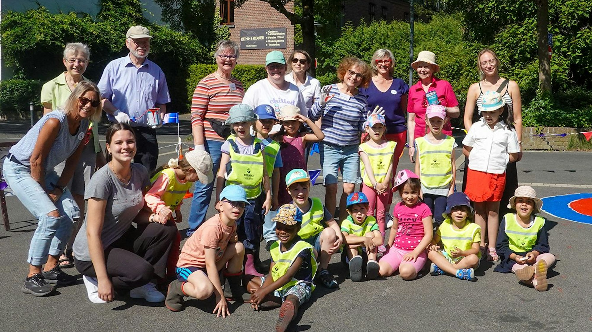 Zu sehen sind die Kinder und Erwachsenen, die die Malaktion initiiert haben.