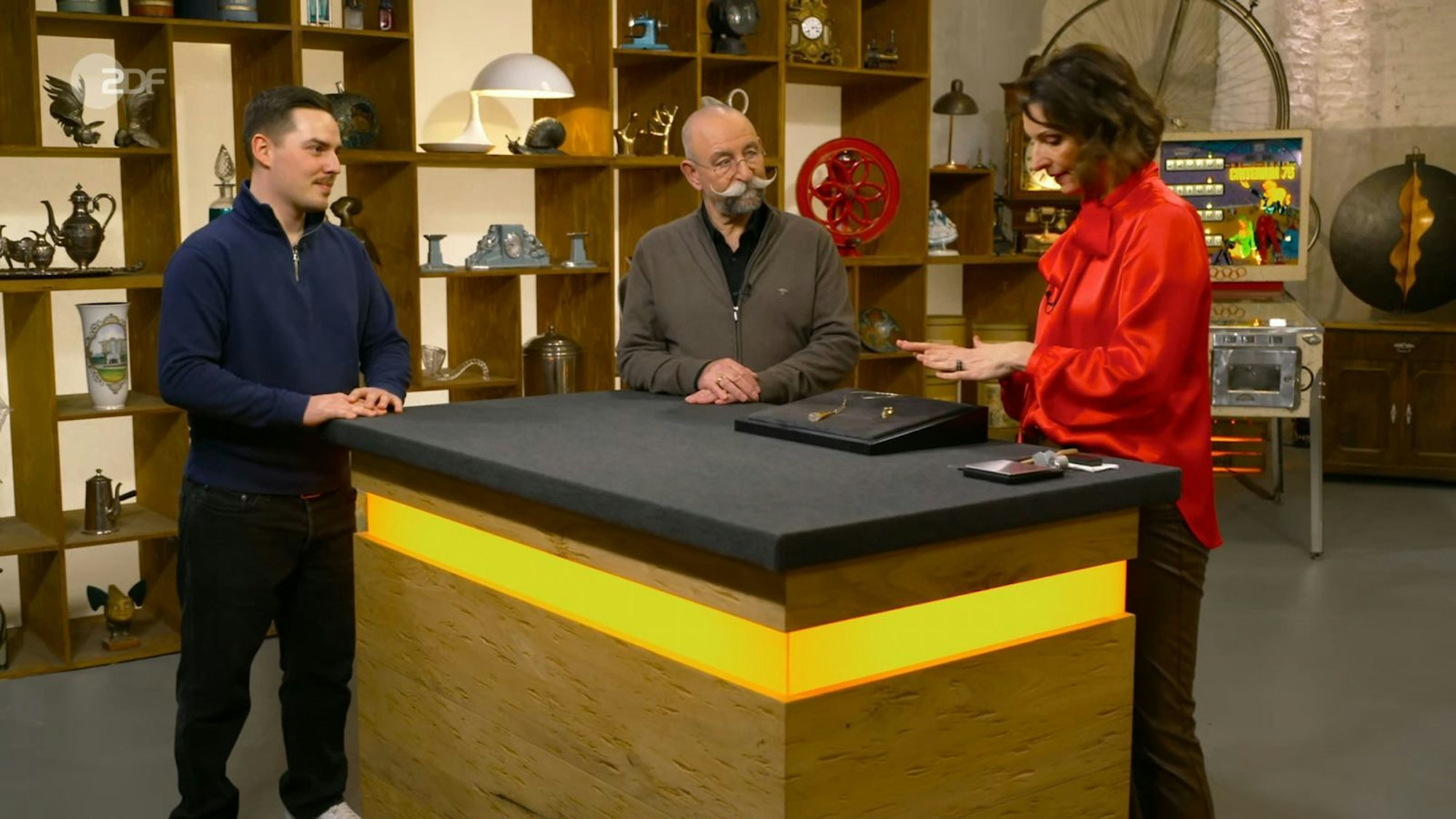 Der Verkäufer brachte Horz und Lichter zum Lachen: „Mein Opa hat mir zehn Prozent zugesichert. Ich denke, da werde ich ihm noch mal auf den Fuß treten, nachdem die Expertise so hoch ausgefallen ist.“ (Bild: ZDF)