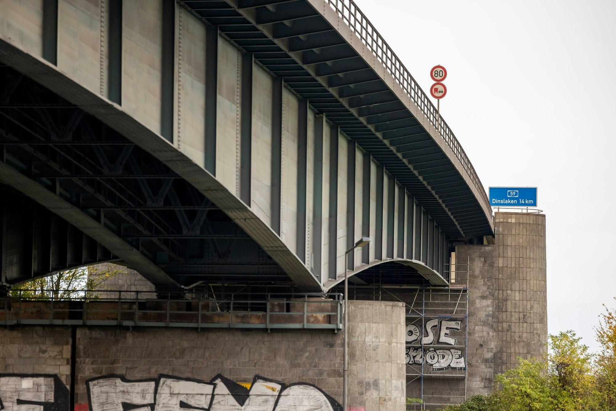 Über 60 Jahre alt und marode: An der A59-Brücke in Duisburg wird gebaut. (Archivbild)