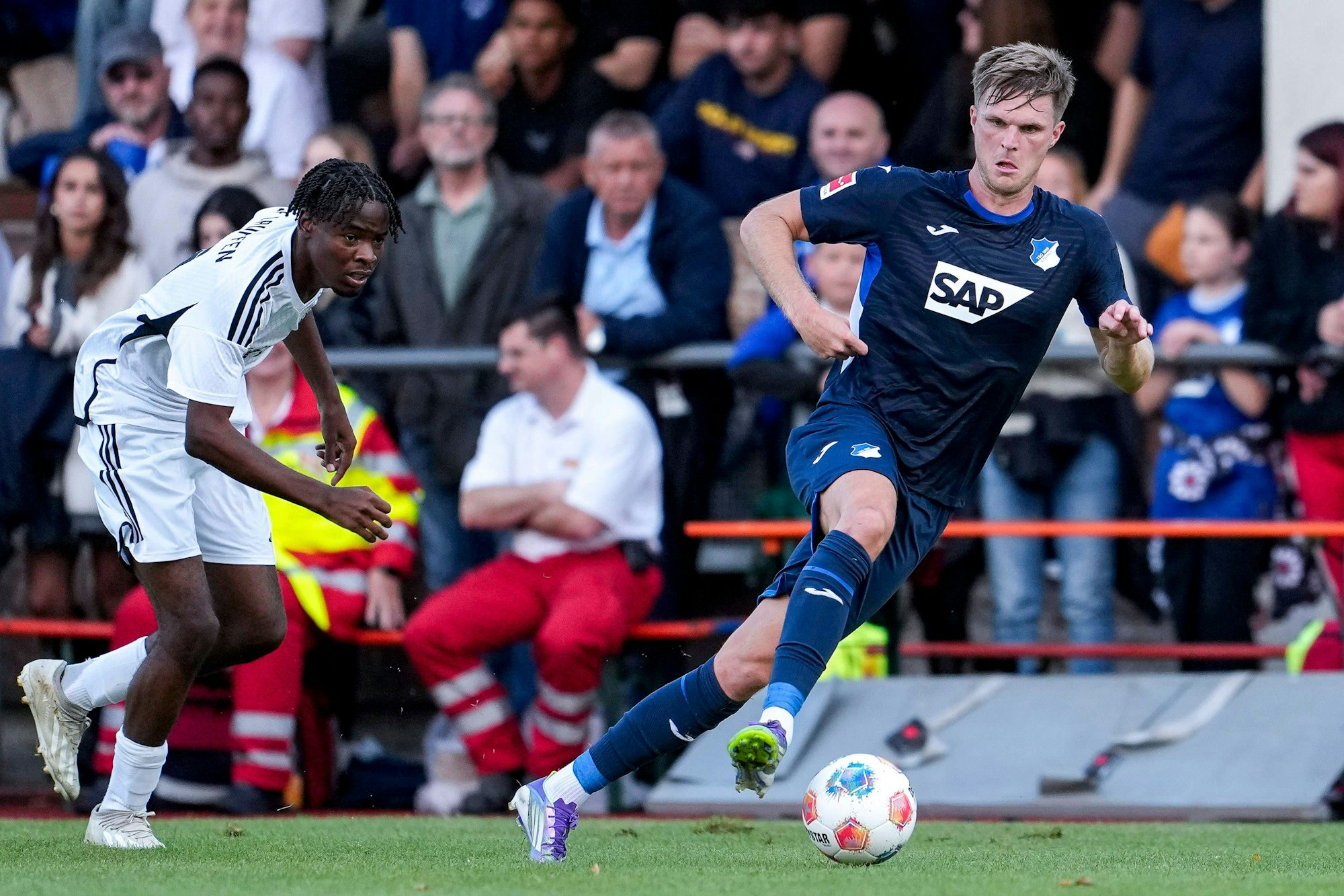 Marius Bülter Hoffenheim, 21, am Ball, Aktion, Action, Spielszene, 16.07.2025, Lauffen am Neckar Deutschland, Fussball, Testspiel, Sportfreunde Lauffen - TSG 1899 Hoffenheim, DFB/DFL REGULATIONS PROHIBIT ANY USE OF PHOTOGRAPHS AS IMAGE SEQUENCES AND/OR QUASI-VIDEO. *** Marius Bülter Hoffenheim, 21 , on the ball, Action, Action, Game scene, 16 07 2025, Lauffen am Neckar Germany , Soccer, Test match, Sportfreunde Lauffen TSG 1899 Hoffenheim, DFB DFL REGULATIONS PROHIBIT ANY USE OF PHOTOGRAPHS AS IMAGE SEQUENCES AND OR QUASI VIDEO xozx