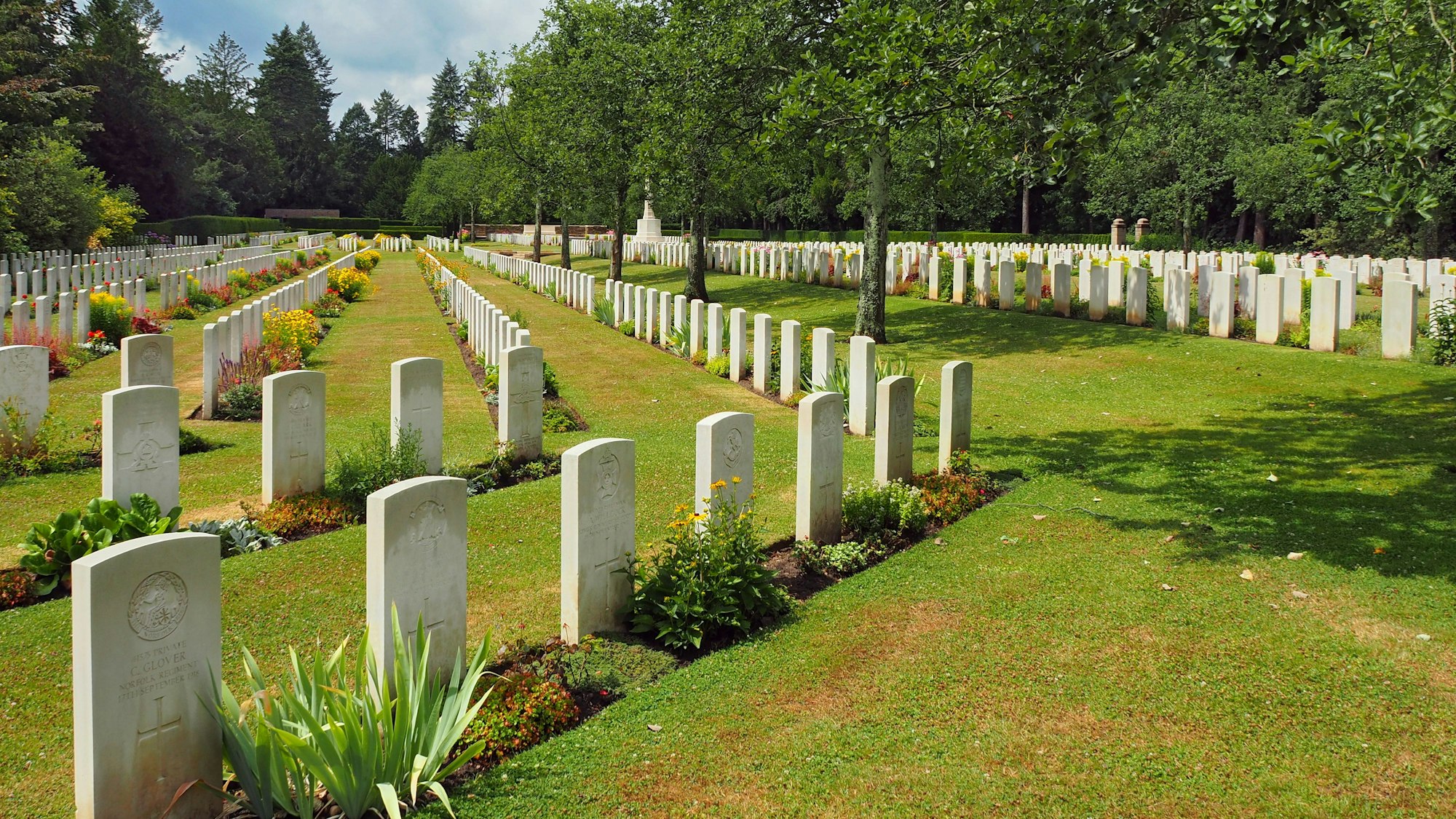 Der britische Ehrenfriedhof auf dem Südfriedhof besticht durch seine Gestaltung und das gepflegte Erscheinungsbild. Mehr als 3000 Gräber finden sich hier.