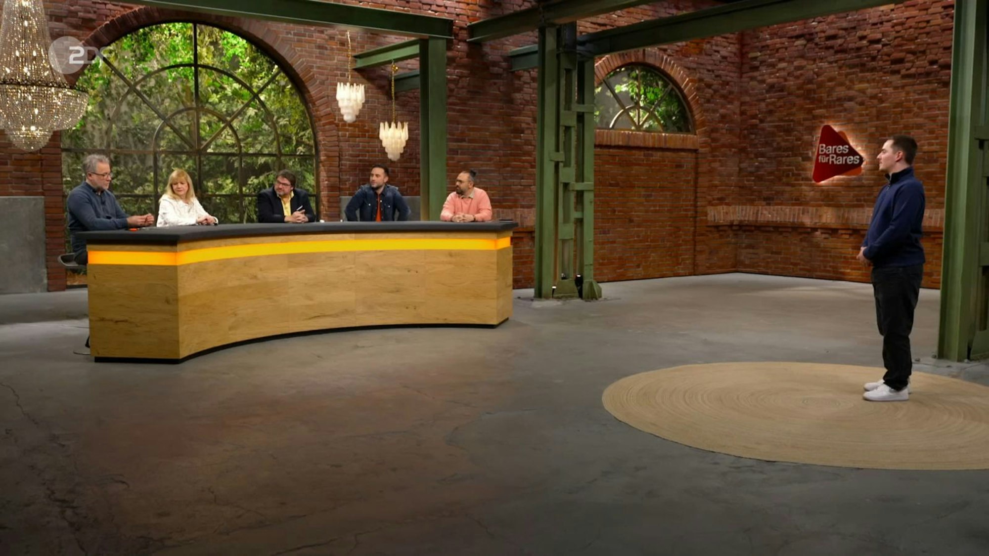 „Ich finde das Design ganz toll“, erklärte David Suppes und bot den Goldwert: 1.400 Euro. (Bild: ZDF)