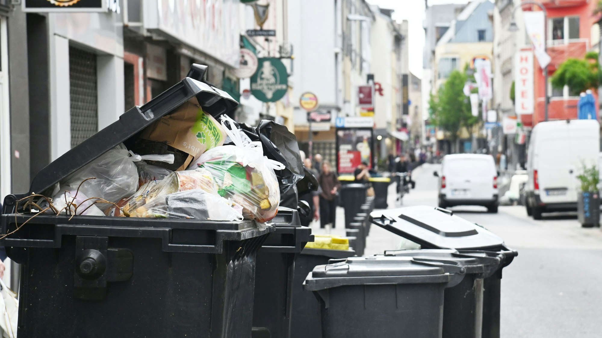 Tonnen stehen auf der Severinstraße und warten auf die AWB.