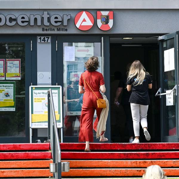Der Eingang zum Jobcenter Berlin-Mitte. (Archivbild)