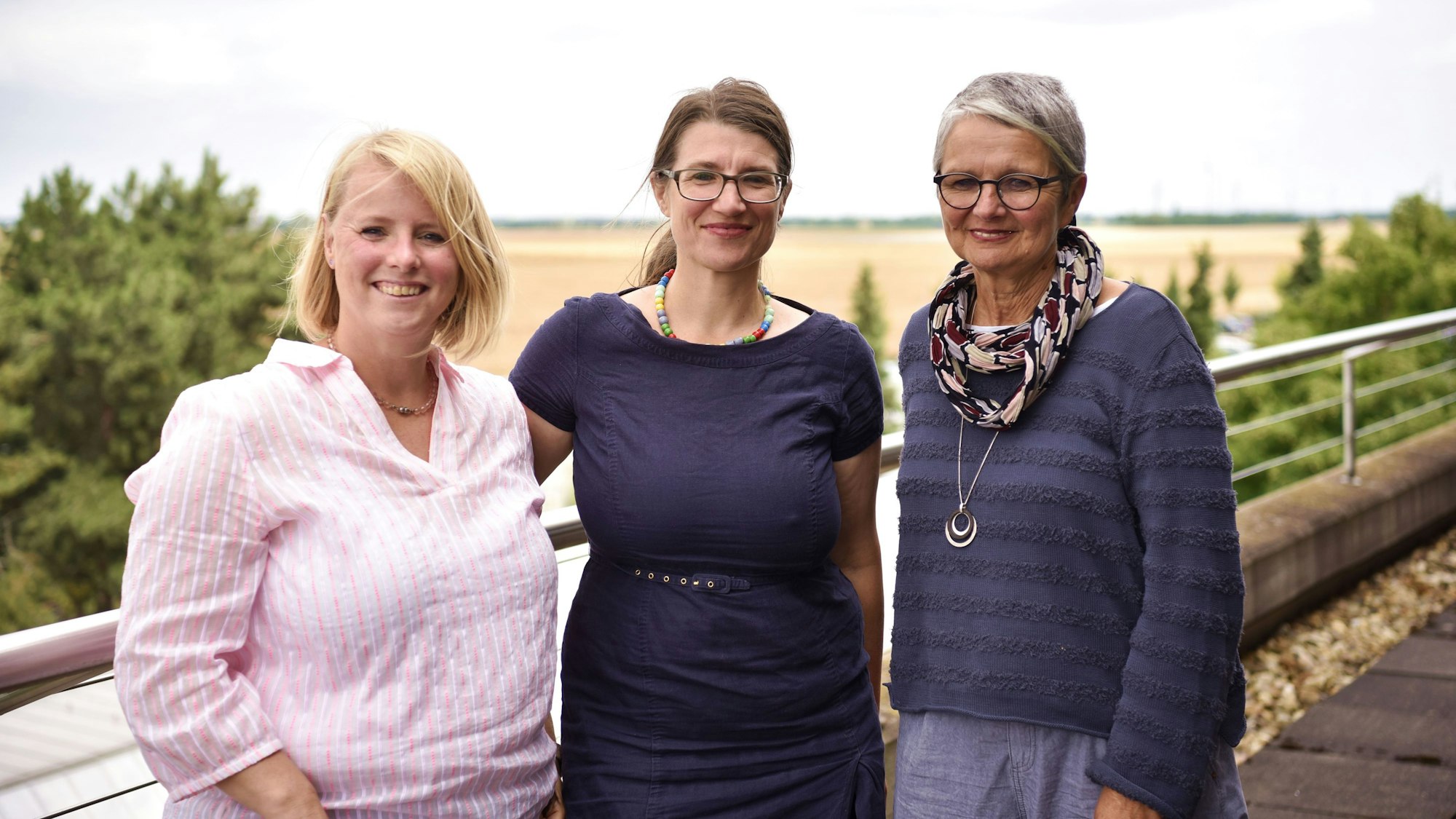 Andrea Detampel (v.l.), Martina Köstner und Martina Hilger-Mommer stehen nebeneinander auf dem Balkon am Euskirchener Kreishaus.