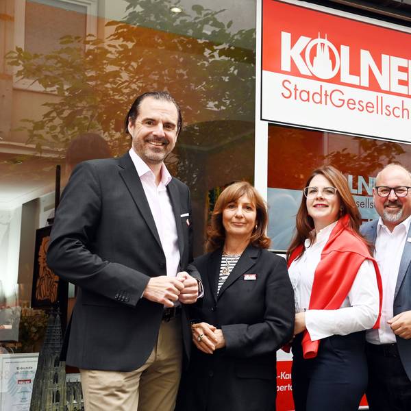 Die Wählergruppe Kölner Stadtgesellschaft tritt erstmals bei der Kommunalwahl in Köln an: Roberto Campione (2.v.r.) und Stefan Knepper (links) stellen mit ihren Wahlkampfmanagern das Programm vor.