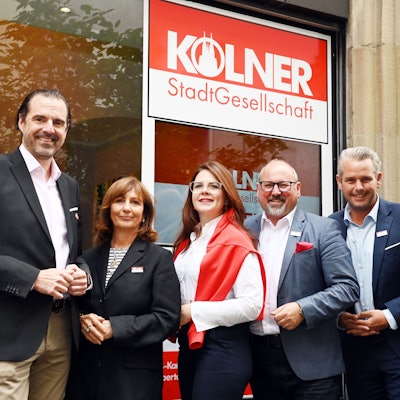Die Wählergruppe Kölner Stadtgesellschaft tritt erstmals bei der Kommunalwahl in Köln an: Roberto Campione (2.v.r.) und Stefan Knepper (links) stellen mit ihren Wahlkampfmanagern das Programm vor.