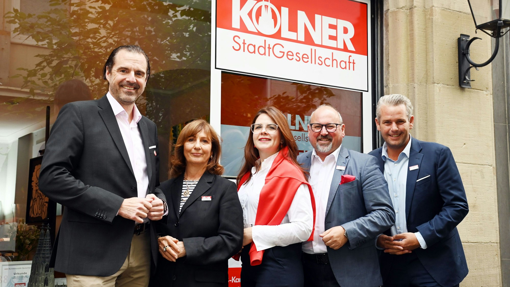 Die Wählergruppe Kölner Stadtgesellschaft tritt erstmals bei der Kommunalwahl in Köln an: Roberto Campione (2.v.r.) und Stefan Knepper (links) stellen mit ihren Wahlkampfmanagern das Programm vor.