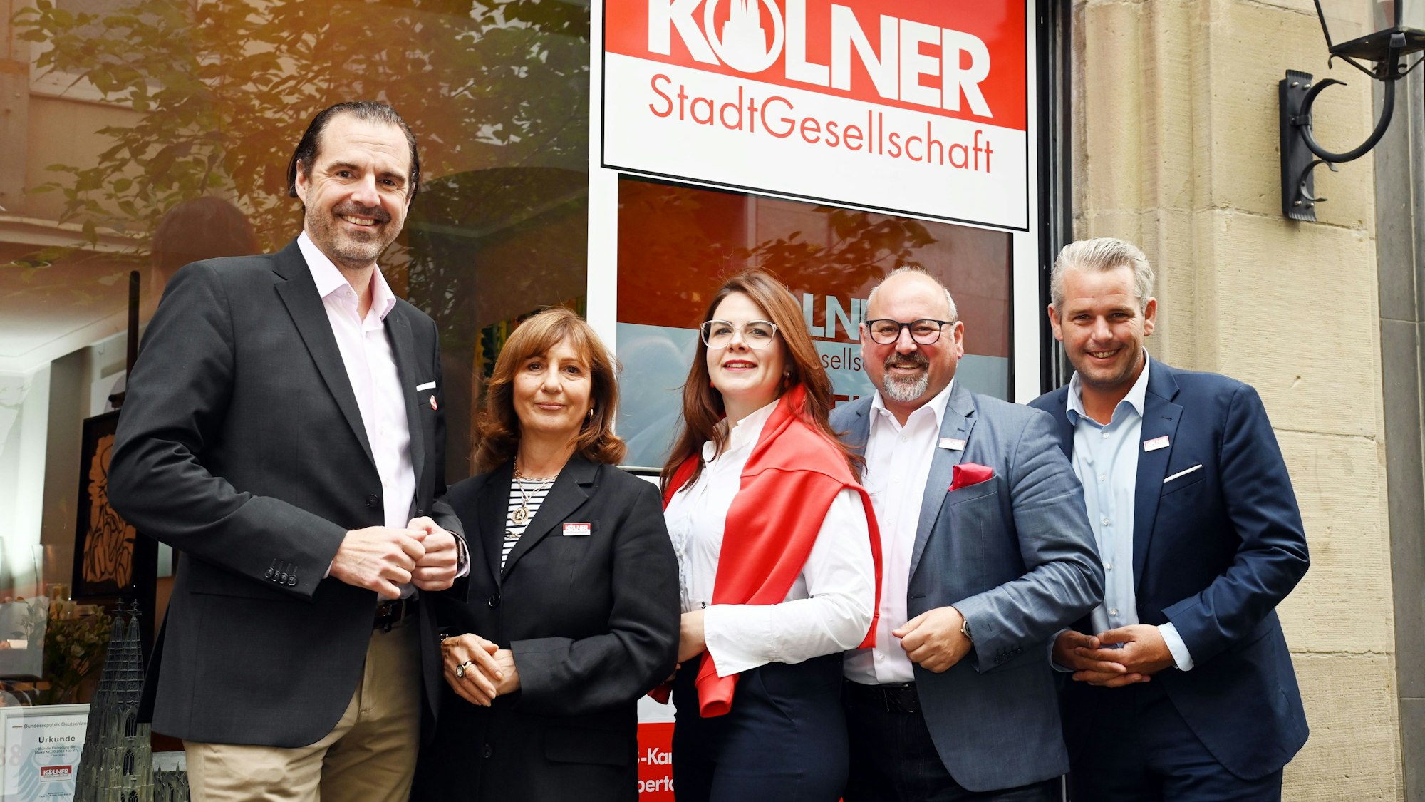 Mitglieder der Kölner Stadtgesellschaft bei einer Wahlkampfveranstaltung im Herbst 2025 mit Roberto Campione (2.v.r.)