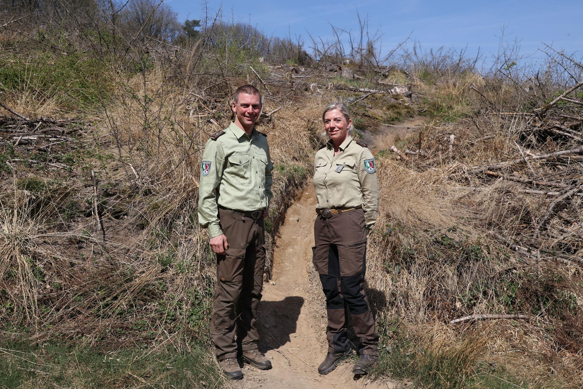 Gerrit Hochmuth und Katharina Salawa vor einem illegalen Trail.
