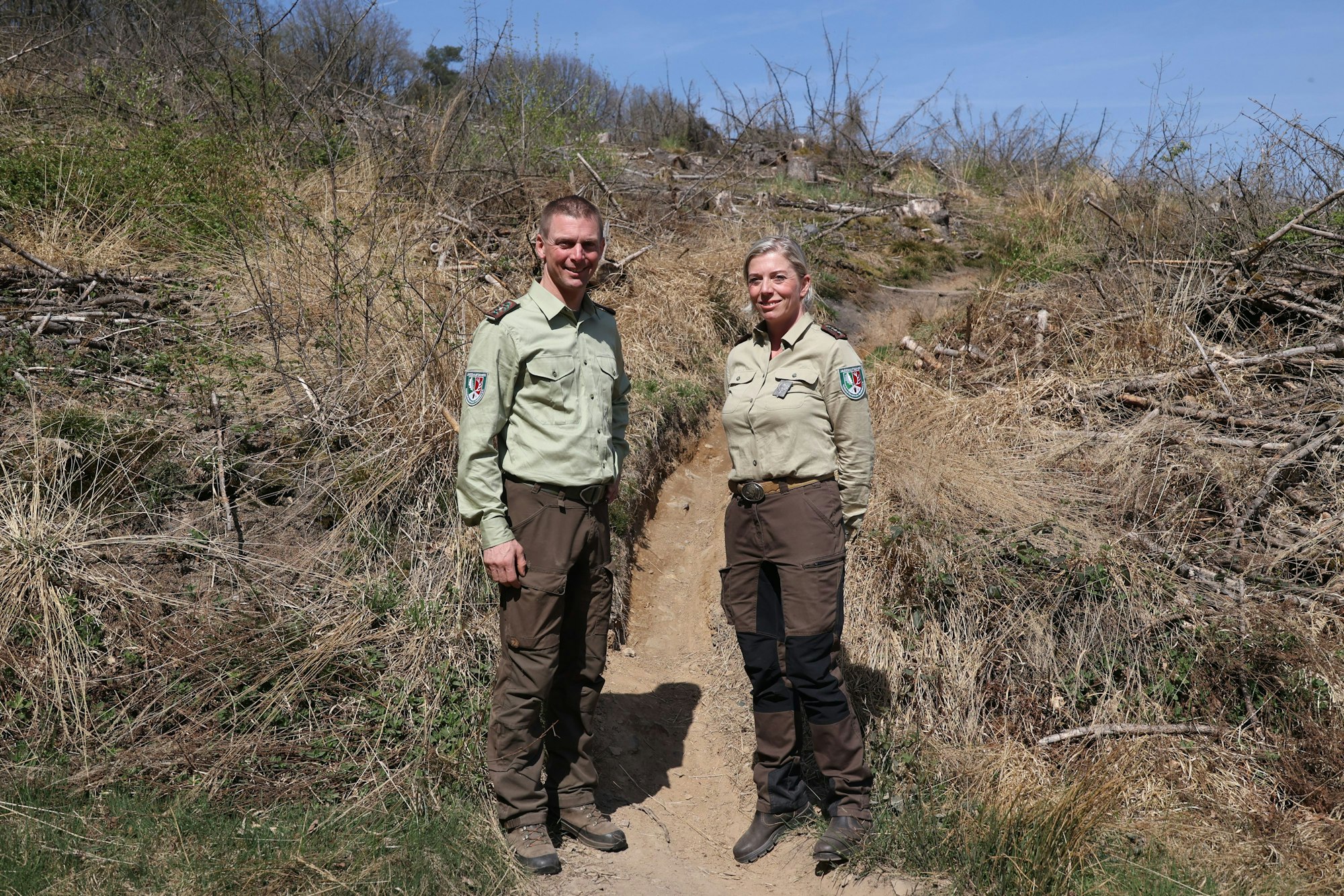 Gerrit Hochmuth und Katharina Salawa vor einem illegalen Trail.