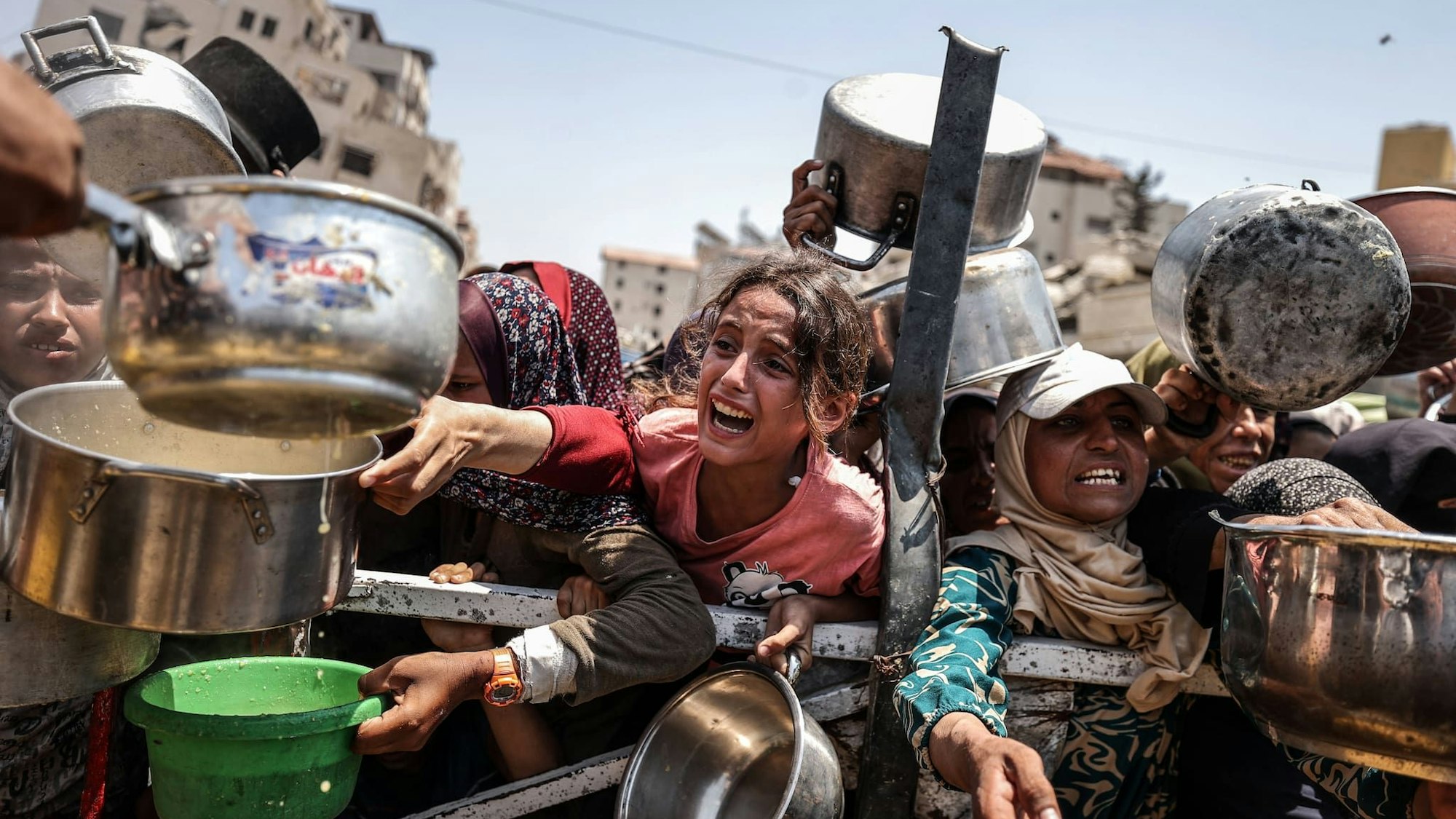 Im Gazastreifen suchen viele Menschen verzweifelt nach Nahrung. /Ali Jadallah