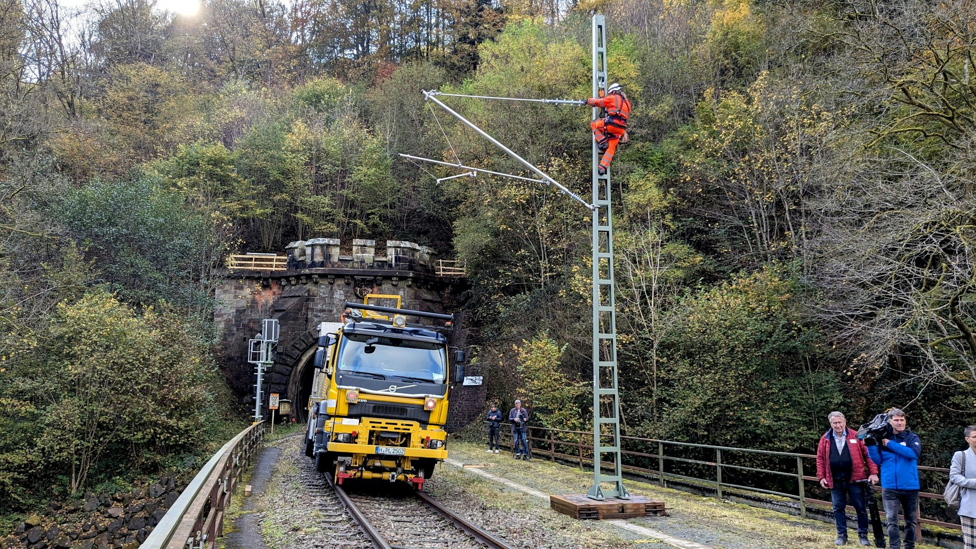 28.10.2024 Demonstration Arbeiten zur Elektrifizierung der Eifelstrecke: Montage eines Flachmasts mit angelenktem Ausleger am Eingang zum Wilsecker Tunnel bei Kyllburg.