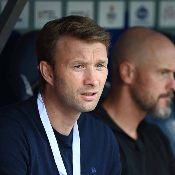 Leverkusens Sportgeschäftsführer Simon Rolfes. Im Hintergrund Cheftrainer Erik ten Hag.