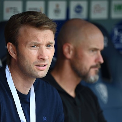 Leverkusens Sportgeschäftsführer Simon Rolfes. Im Hintergrund Cheftrainer Erik ten Hag.