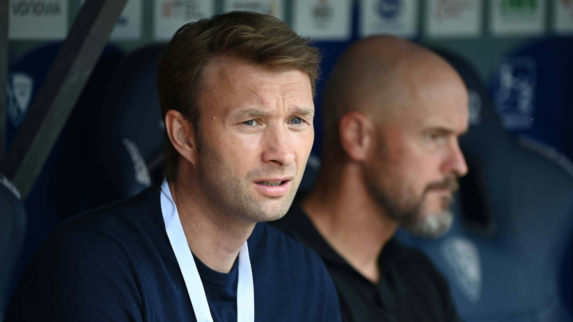 Leverkusens Sportgeschäftsführer Simon Rolfes. Im Hintergrund Cheftrainer Erik ten Hag.