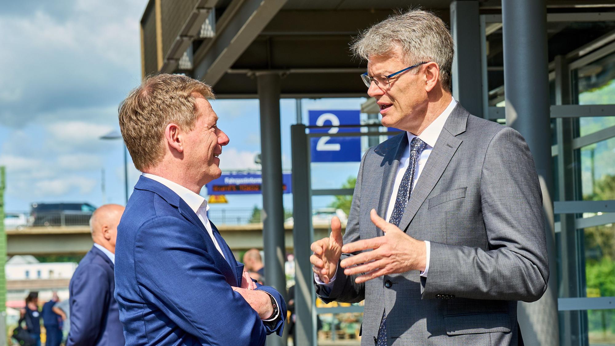 Dr. Richard Lutz, Vorstandsvorsitzender DB AG und Patrick Schnieder, Bundesminister für Verkehr, im Gespräch
