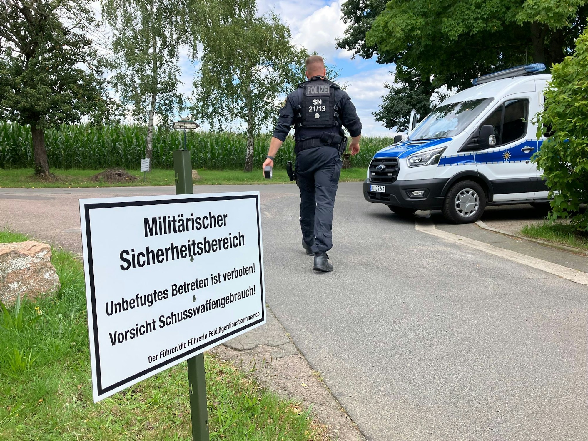 Der Umkreis der Absturzstelle wird zum militärischen Sicherheitsbereich und zur Flugverbotszone erklärt.