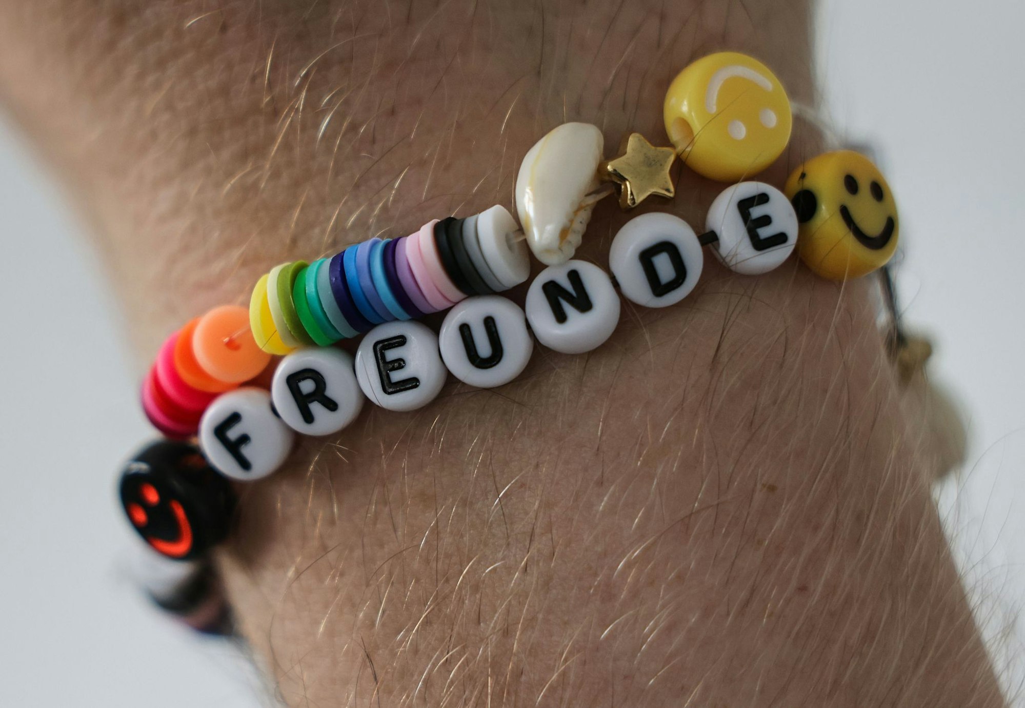 Freundschaften im realen Leben sind auch in Zeiten vieler Social-Media-Kontakte unverzichtbar. (Symbolbild)
