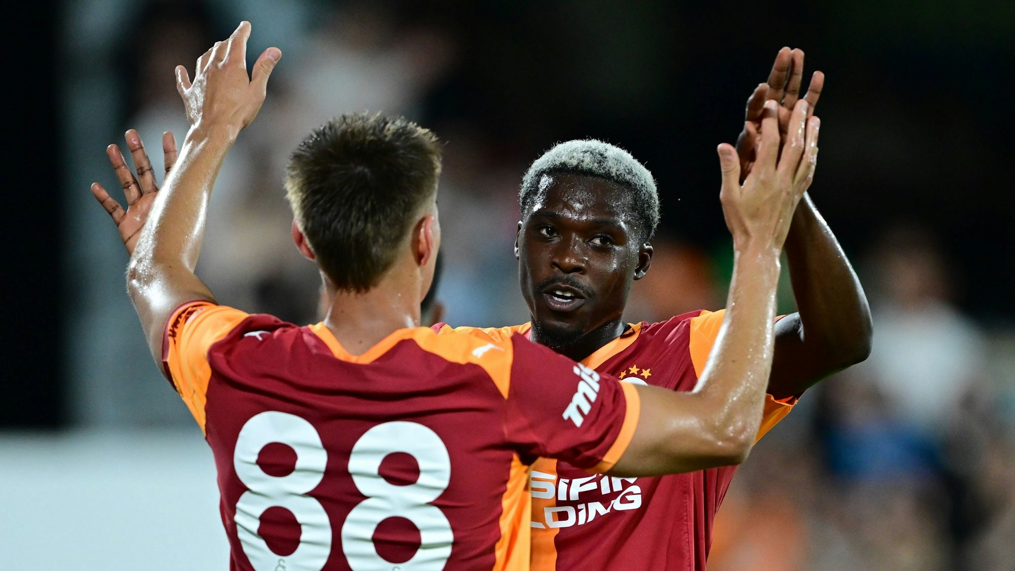 Umraniyespor v Galatasaray - Friendly ISTANBUL, TURKIYE - JULY 12: Galatasaray s Derrick Kohn R celebrates his goal with his teammate during the pre-season friendly match between Umraniyespor and Galatasaray at Umraniyespor Stadium in Istanbul, Turkiye, on July 12, 2025. Abdulhamid Hosbas / Anadolu Istanbul Turkey. Editorial use only. Please get in touch for any other usage. PUBLICATIONxNOTxINxTURxUSAxCANxUKxJPNxITAxFRAxAUSxESPxBELxKORxRSAxHKGxNZL Copyright: x2025xAnadoluxAbdulhamidxHosbasx
