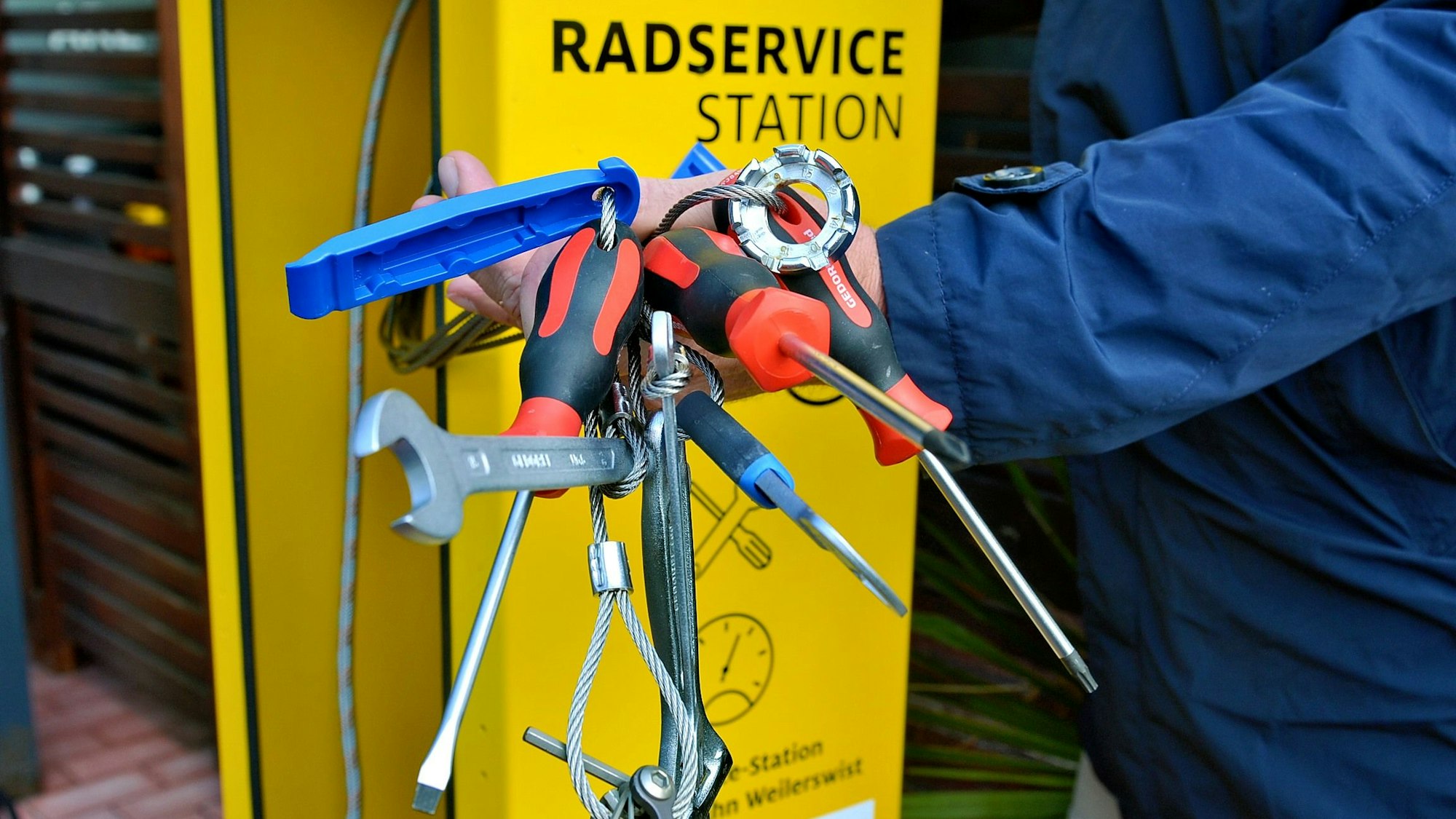 Das Foto zeigt die verschiedenen Werkzeuge der Servicestation.