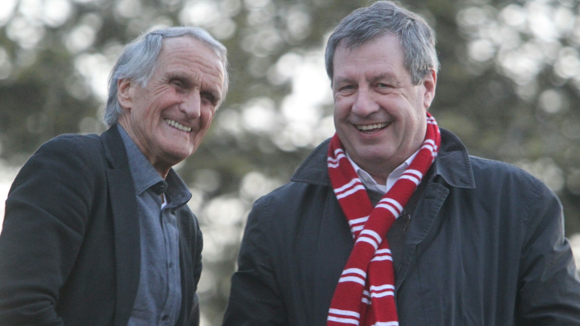 Freundschaftsspiel zwischen dem Mittelrheinligisten SIegburger SV 04 (5. Liga) und dem Bundesligisten 1. FC Köln im Siegburger Stadion vor knapp 3000 Zuschauern. Weltmeister Wolfgang Overath (links) unf FC Präsident Werner WOlf