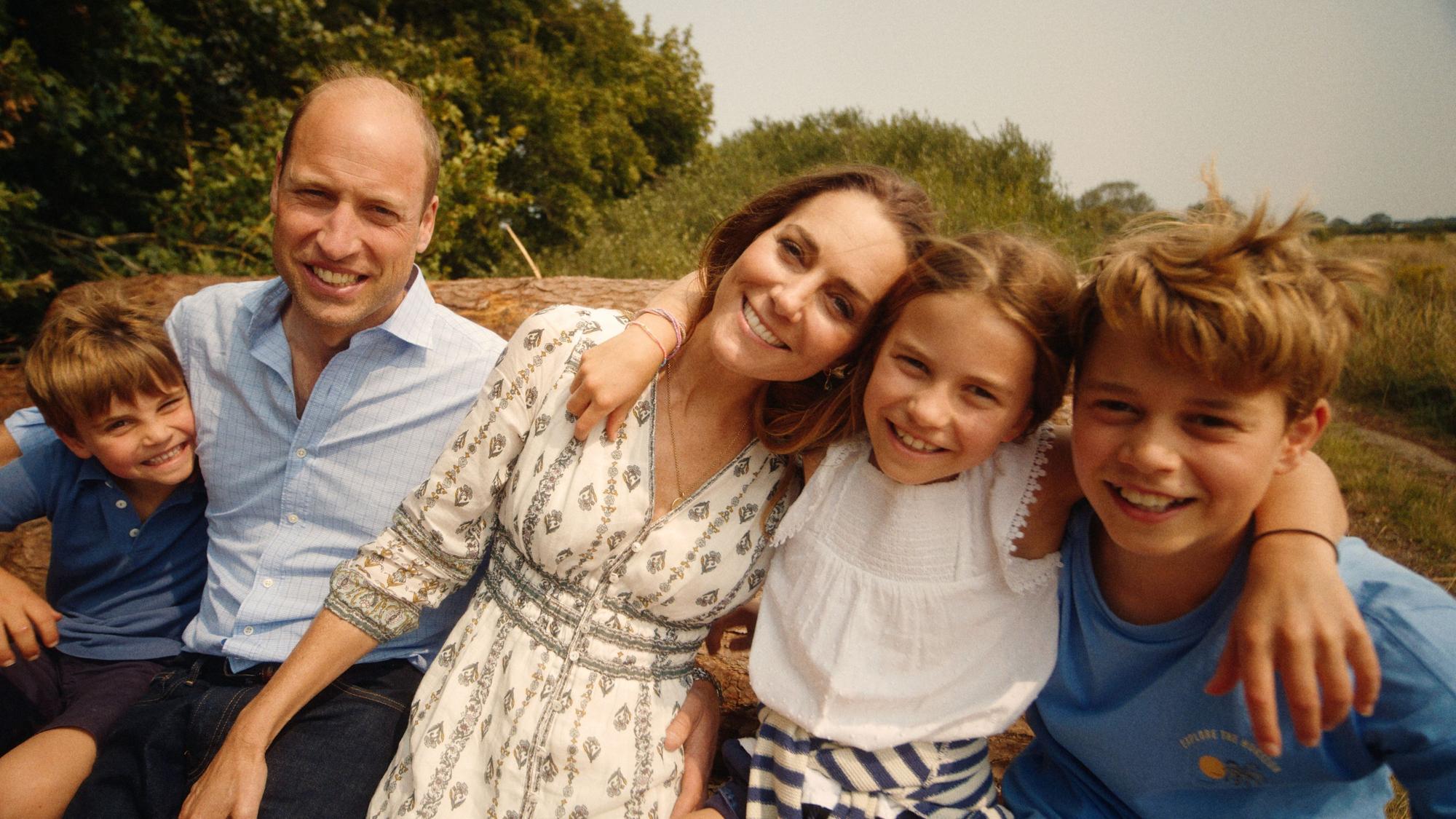 Kate, Prinzessin von Wales, mit Ehemann Prinz William und den drei Kindern George, Charlotte und Louis. Nach Abschluss ihrer Chemotherapie teilt sie diese Nachricht mit der Öffentlichkeit.