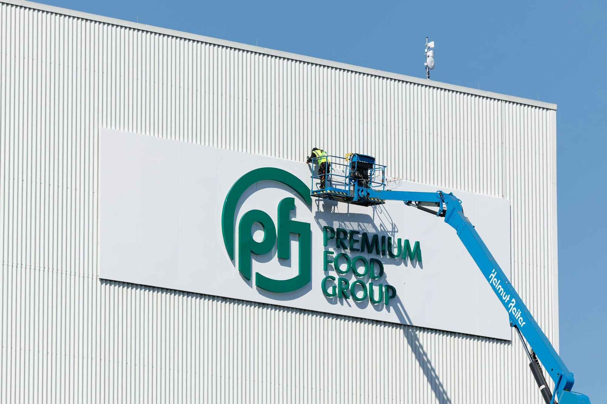 Trotz einer Untersagung durch das Kartellamt will Deutschlands größter Fleischkonzern Premium Food Group weiterhin die deutschen Vion-Schlachthöfe kaufen. (Archivbild)