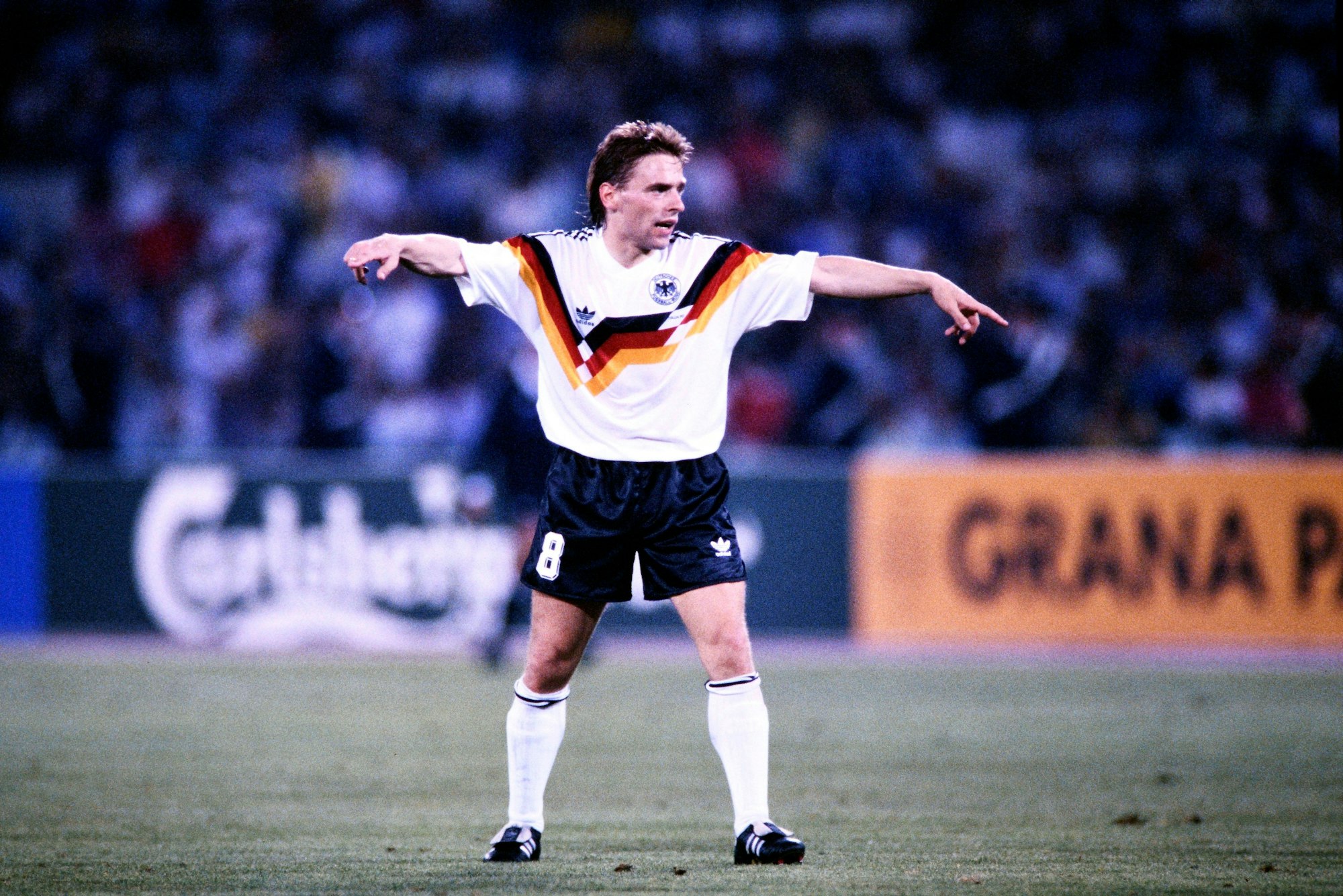HAESSLER Thomas Team Deutschland Team Deutschland Weltmeister FIFA Fussball Weltmeisterschaften 1990 in Italien Finale Deutschland - Argentinien 1 : 0 am 08.07. 1990 in Rom *** HAESSLER Thomas Team Germany Team Germany World Champions FIFA World Cup 1990 in Italy Final Germany Argentina 1 0 on 08 07 1990 in Rome