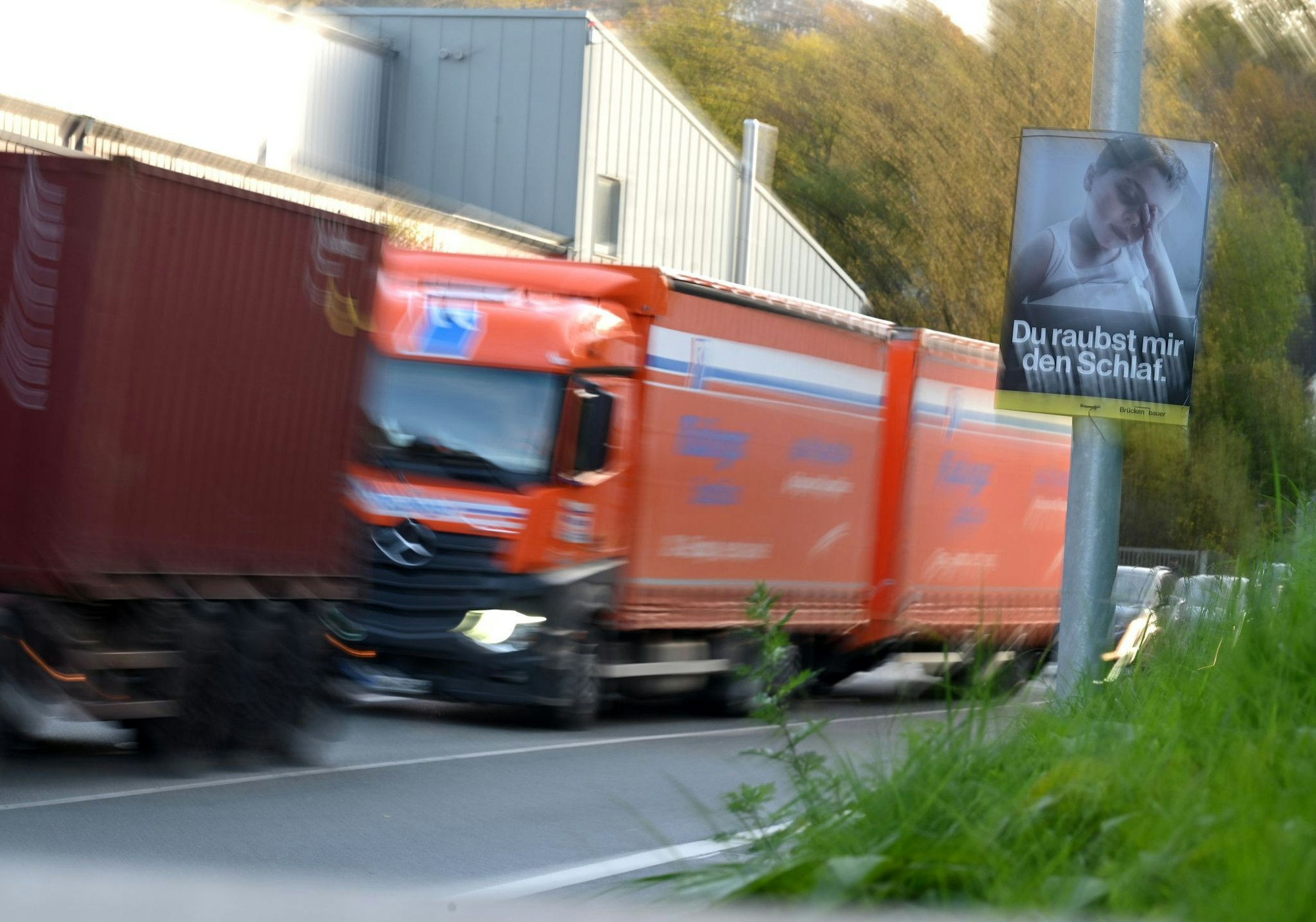 Viele Ausweichstrecken rund um die fehlende Rahmede-Talbrücke haben unter dem starken Schwerlastverkehr gelitten. (Archivbild)