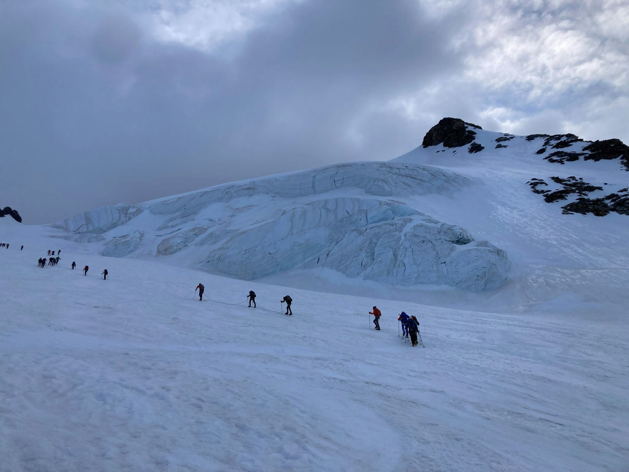 Auf dem Gletscher sind Bergsteiger angeseilt unterwegs - andernfalls drohen gefährliche Stürze in Gletscherspalten.