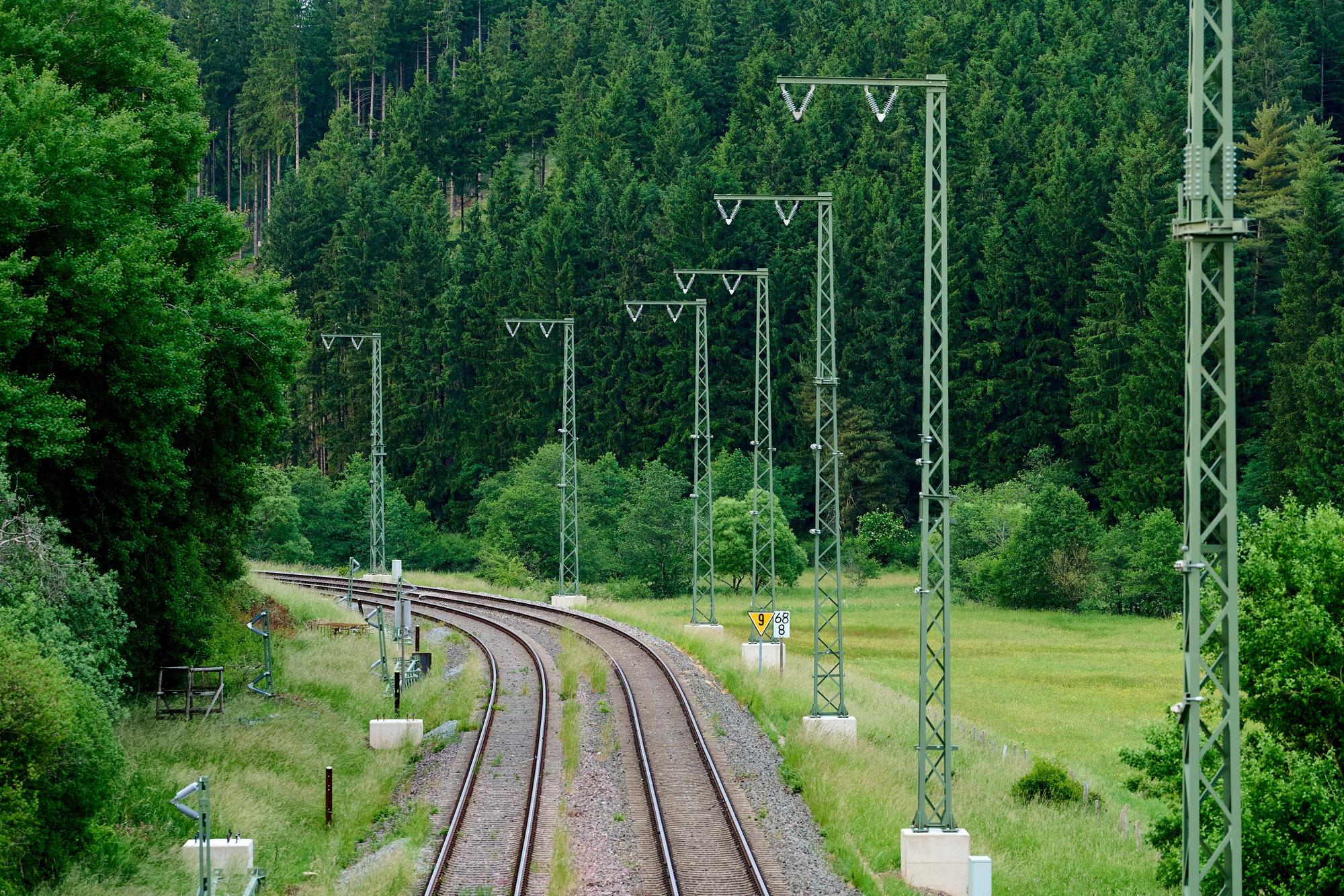 Oberleitungsmasten an der Eifelstrecke bei Blankenheim am 15.06.2025. Die Oberleitung ist noch nicht angebracht.