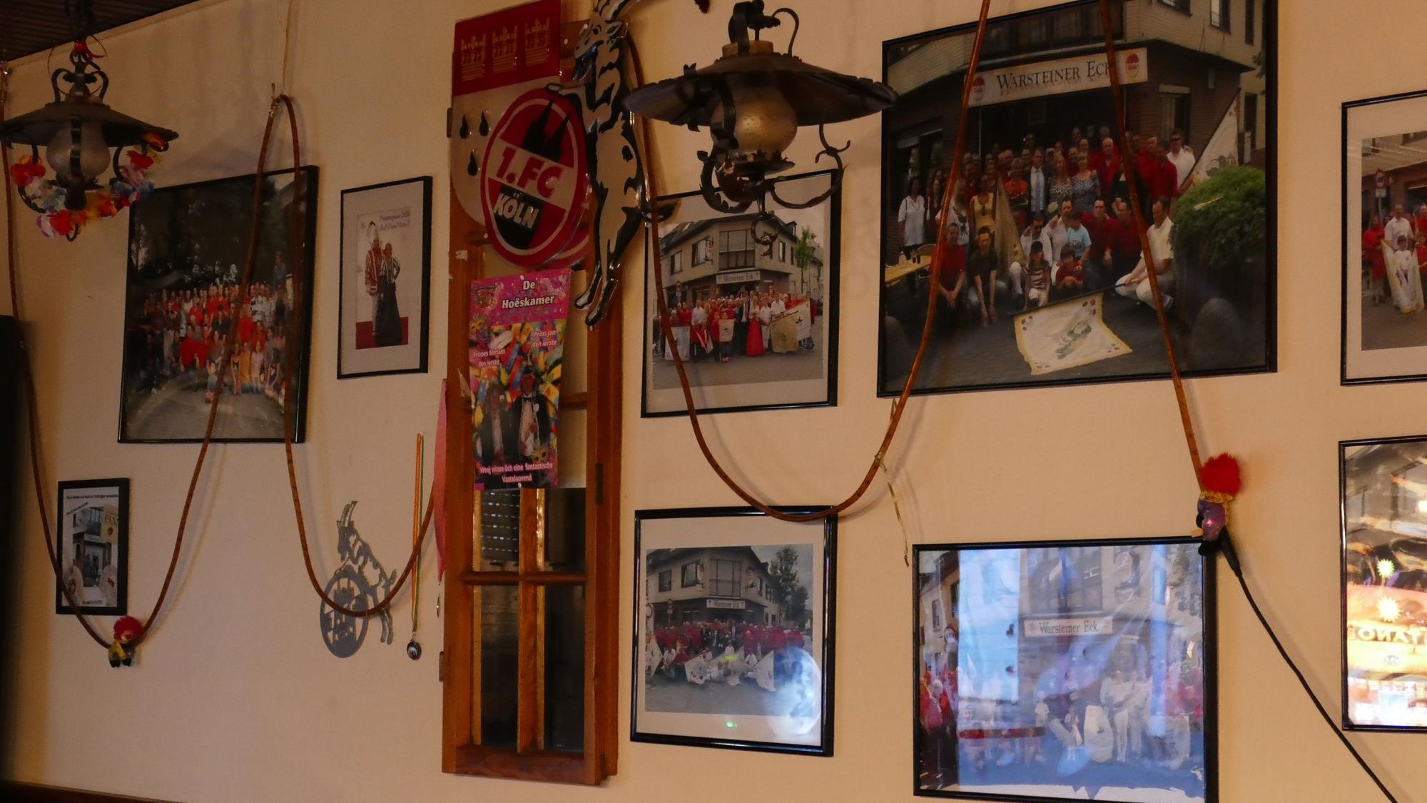 Bilder, Aufkleber und Emaillen dekorieren die Wand im „Warsteiner Eck“.