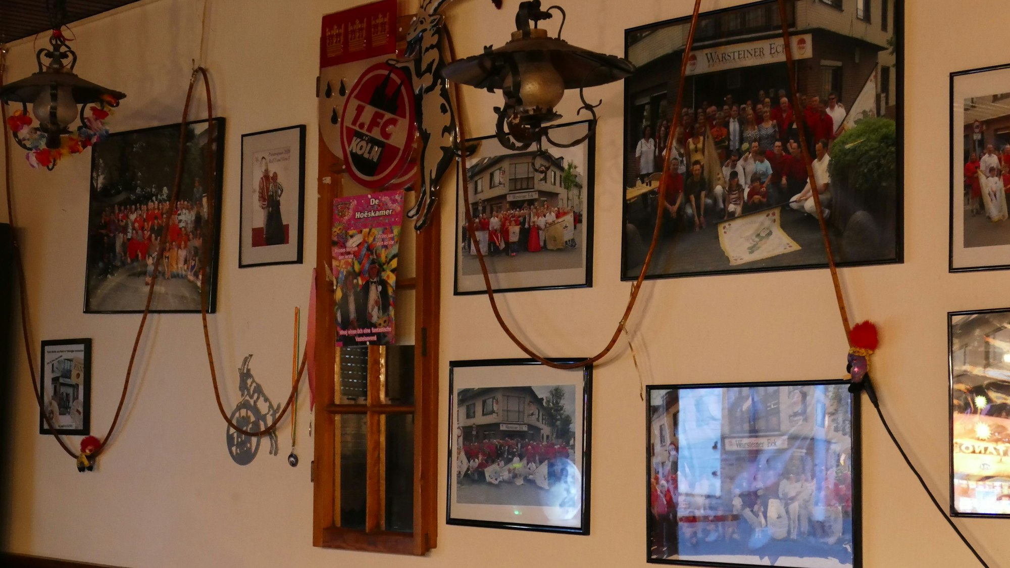 Bilder, Aufkleber und Emaillen dekorieren die Wand im „Warsteiner Eck“.